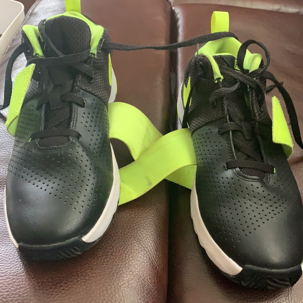 Preowned size 6Y Nike team hustle - Picture 10 of 12